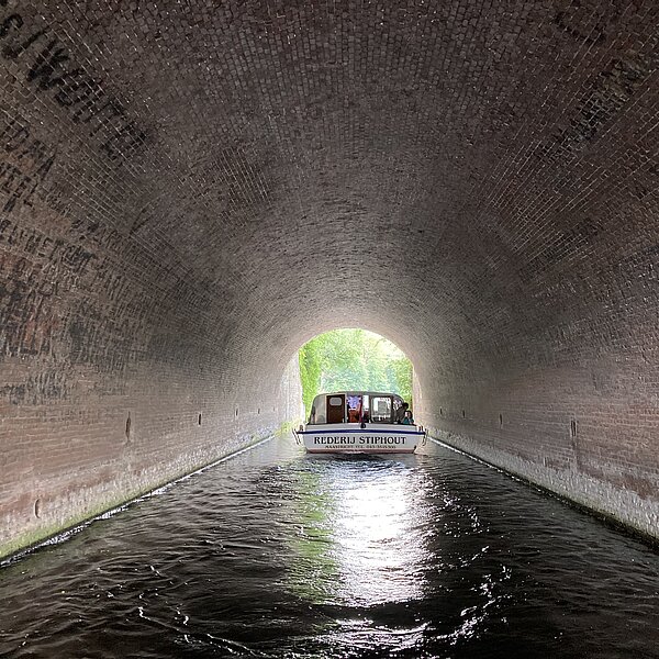 Bootsfahrt durch historischen Binnenhafen