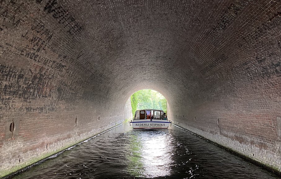 Bootsfahrt durch historischen Binnenhafen