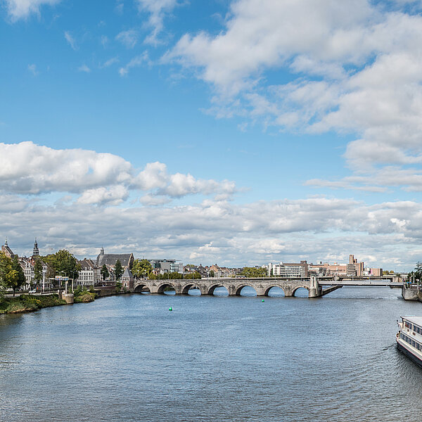 Rundfahrt auf der Maas